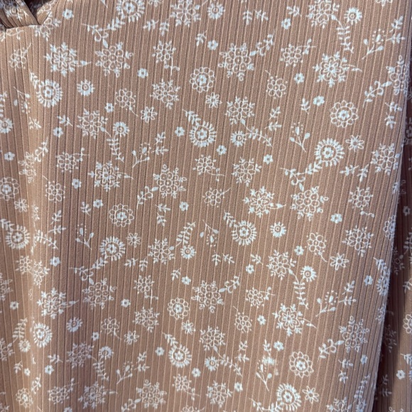 LuLaRoe Courtney NWT. Long sleeves and open v-neck with soft collar. - Picture 2 of 3